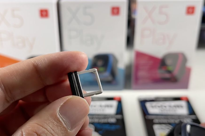 Man sieht, wie der SIM-Schacht der XPLORA X5 geöffnet wird. 